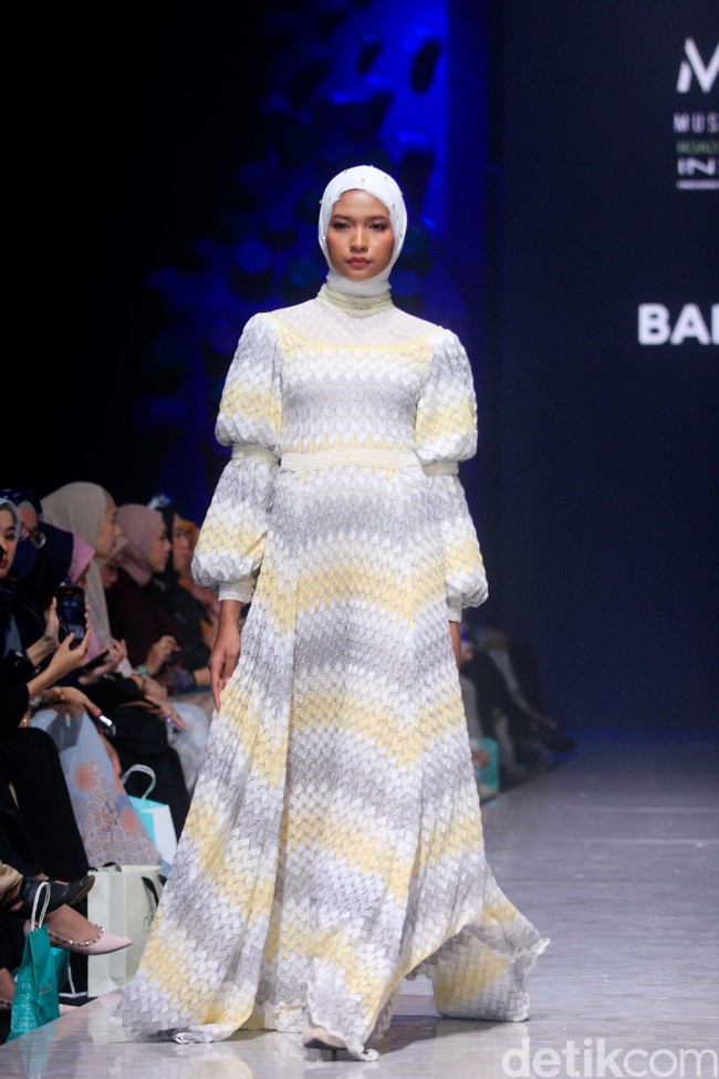 Inilah rancangan terbaru Barli Asmara untuk koleksi Hari Raya 2023. Barli merilis sederet dress cantik nan elegan nuansa pastel hingga bold. Foto: Mohammad Abduh/Wolipop.