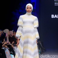 Inilah rancangan terbaru Barli Asmara untuk koleksi Hari Raya 2023. Barli merilis sederet dress cantik nan elegan nuansa pastel hingga bold. Foto: Mohammad Abduh/Wolipop.