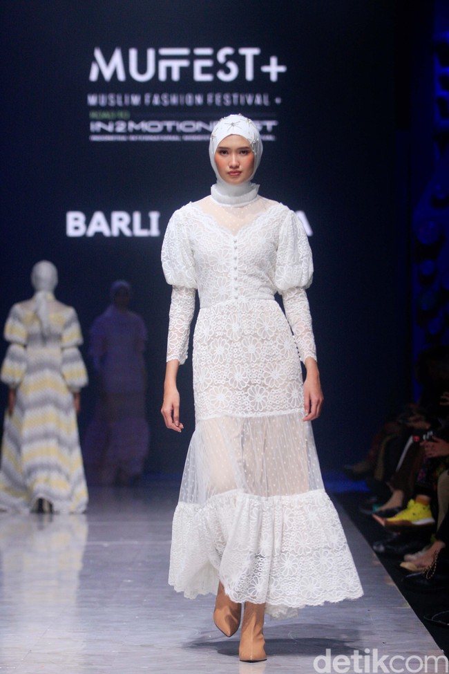 Inilah rancangan terbaru Barli Asmara untuk koleksi Hari Raya 2023. Barli merilis sederet dress cantik nan elegan nuansa pastel hingga bold. Foto: Mohammad Abduh/Wolipop.
