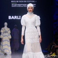 Inilah rancangan terbaru Barli Asmara untuk koleksi Hari Raya 2023. Barli merilis sederet dress cantik nan elegan nuansa pastel hingga bold. Foto: Mohammad Abduh/Wolipop.