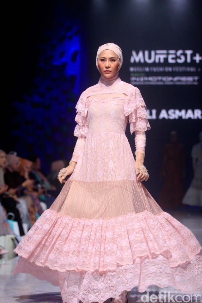 Inilah rancangan terbaru Barli Asmara untuk koleksi Hari Raya 2023. Barli merilis sederet dress cantik nan elegan nuansa pastel hingga bold. Foto: Mohammad Abduh/Wolipop.