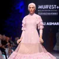 Inilah rancangan terbaru Barli Asmara untuk koleksi Hari Raya 2023. Barli merilis sederet dress cantik nan elegan nuansa pastel hingga bold. Foto: Mohammad Abduh/Wolipop.
