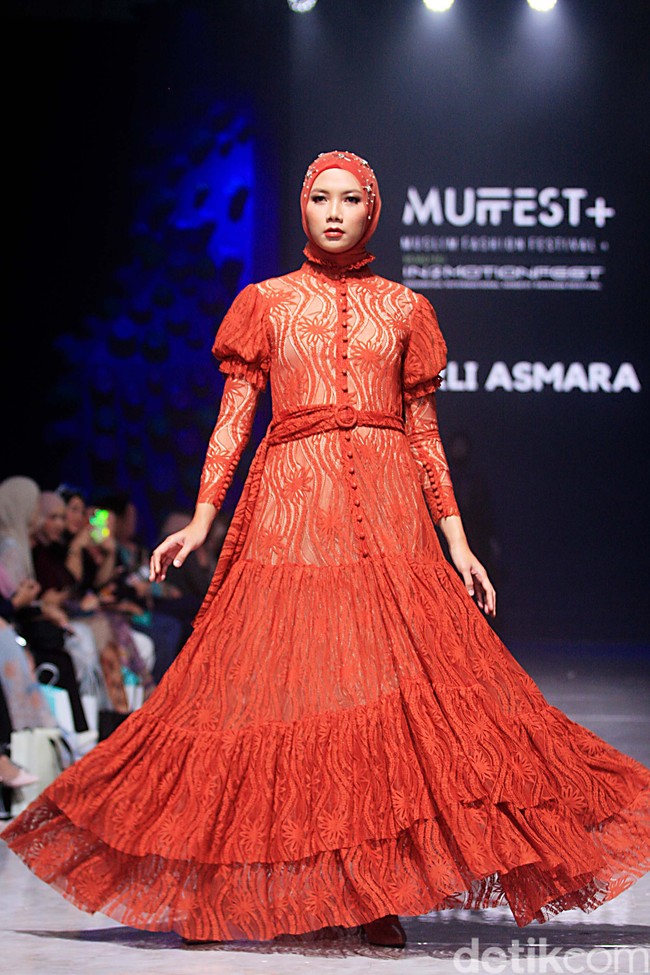 Inilah rancangan terbaru Barli Asmara untuk koleksi Hari Raya 2023. Barli merilis sederet dress cantik nan elegan nuansa pastel hingga bold. Foto: Mohammad Abduh/Wolipop.