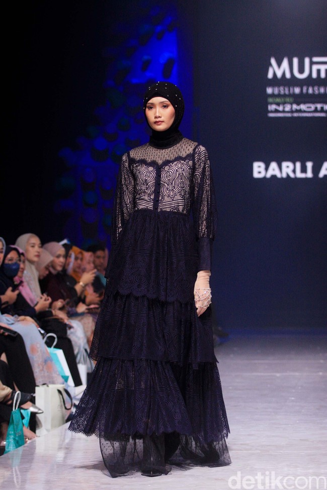 Inilah rancangan terbaru Barli Asmara untuk koleksi Hari Raya 2023. Barli merilis sederet dress cantik nan elegan nuansa pastel hingga bold.  Foto: Mohammad Abduh/Wolipop.