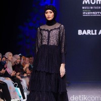 Inilah rancangan terbaru Barli Asmara untuk koleksi Hari Raya 2023. Barli merilis sederet dress cantik nan elegan nuansa pastel hingga bold.  Foto: Mohammad Abduh/Wolipop.