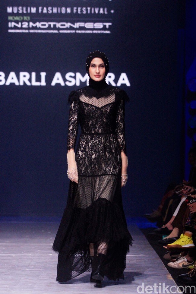 Inilah rancangan terbaru Barli Asmara untuk koleksi Hari Raya 2023. Barli merilis sederet dress cantik nan elegan nuansa pastel hingga bold. Foto: Mohammad Abduh/Wolipop.