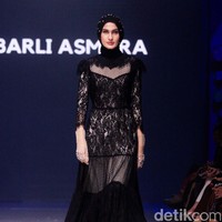 Inilah rancangan terbaru Barli Asmara untuk koleksi Hari Raya 2023. Barli merilis sederet dress cantik nan elegan nuansa pastel hingga bold. Foto: Mohammad Abduh/Wolipop.