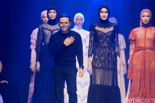 Inilah rancangan terbaru Barli Asmara untuk koleksi Hari Raya 2023. Barli merilis sederet dress cantik nan elegan nuansa pastel hingga bold.  Foto: Mohammad Abduh/Wolipop.