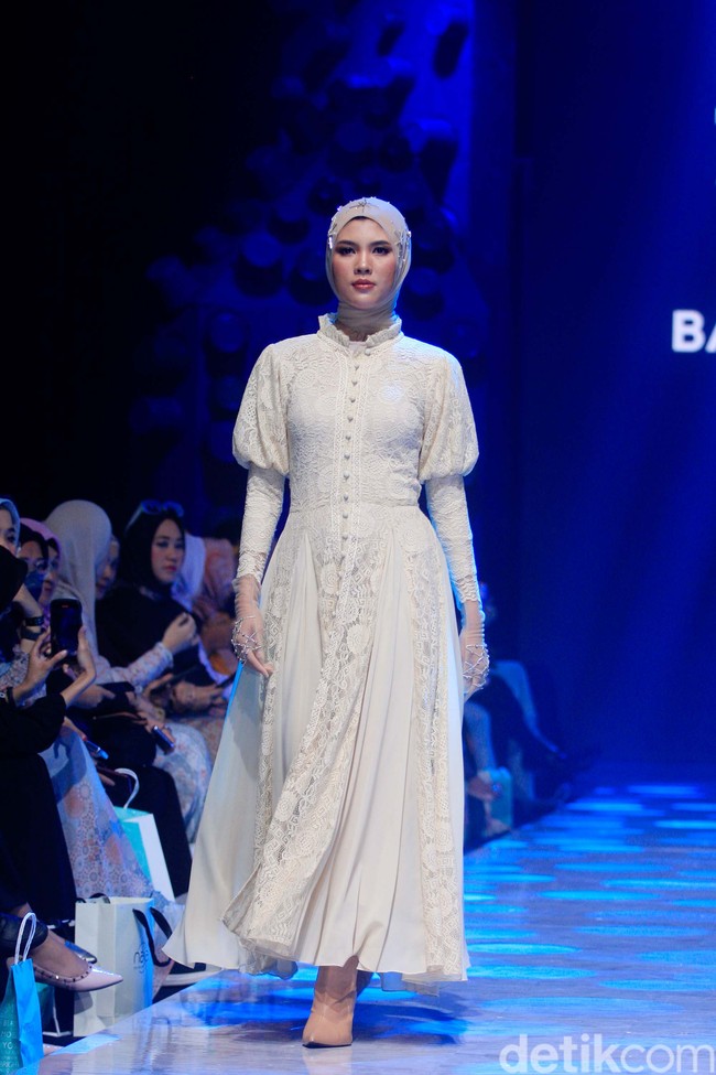 Inilah rancangan terbaru Barli Asmara untuk koleksi Hari Raya 2023. Barli merilis sederet dress cantik nan elegan nuansa pastel hingga bold.  Foto: Mohammad Abduh/Wolipop.