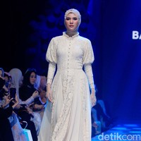 Inilah rancangan terbaru Barli Asmara untuk koleksi Hari Raya 2023. Barli merilis sederet dress cantik nan elegan nuansa pastel hingga bold.  Foto: Mohammad Abduh/Wolipop.