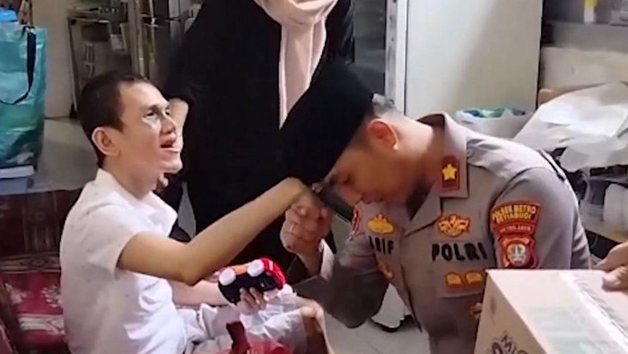 Kompol Arif Purnama Oktora viral cium tangan difabel