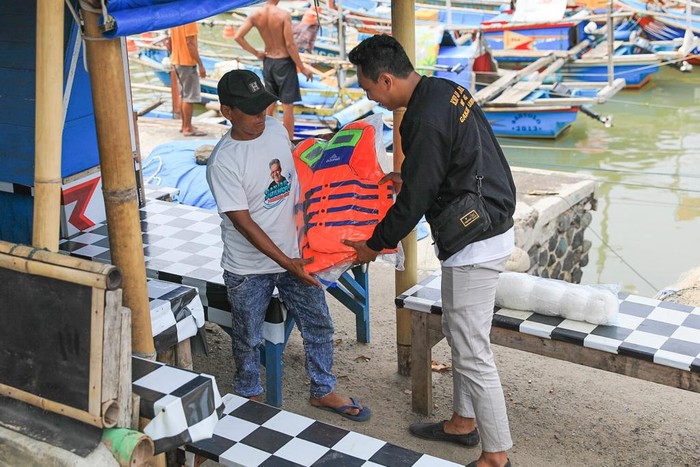 Komunitas Nelayan Pesisir Dukung Ganjar mendukung upaya keselamatan para pelaut dalam menangkap ikan dengan menyerahkan bantuan rompi, pelampung dan senter lampu kepala di kawasan Pantai Santolo, Kabupaten Garut, Jawa Barat pada Jumat (17/3).