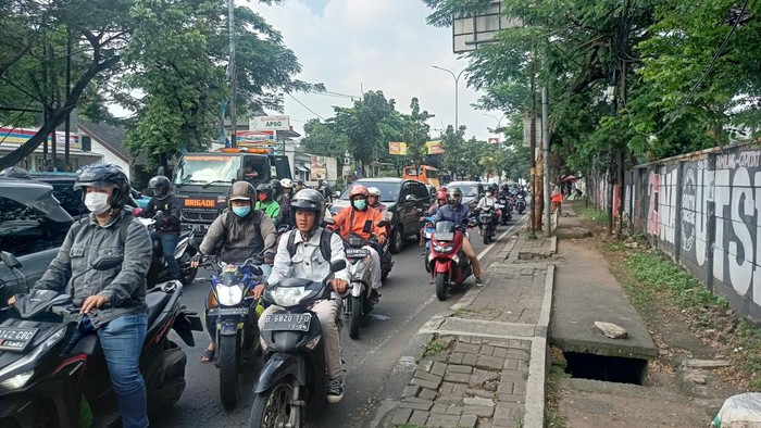 Kondisi lalu lintas di Jalan Insinyur H Juanda, Ciputat, Tangerang Selatan, menuju Jakarta macet pagi ini