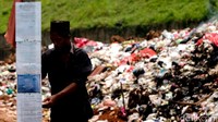 Sadeli mengatakan dirinya protes kepada pengembang tol Serpong-Cinere yang belum membayarkan ganti rugi lahan.