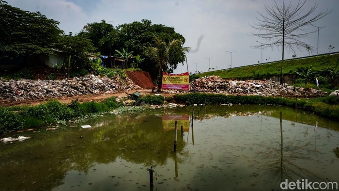 Warga beraktivitas di sekitar TPS ilegal di Pondok Cabe Udik, Tangsel, Jumat (17/3/2023).
