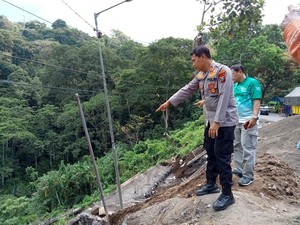 Plengsengan Jalur Gumitir Jember Longsor Nyaris Timpa Pekerja