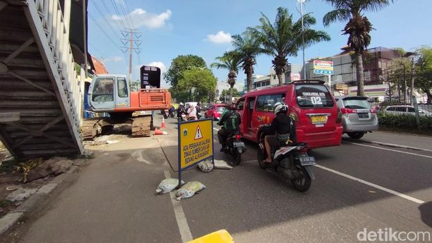 Lubang besar di Jalan Daan Mogot sudah ditambal dan ditutup pelat besi. (Brigitta Belia Permata Sari/detikcom)