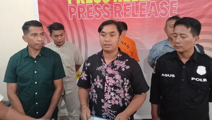 Pria berinisial RR (25) di Kota Manado, Sulawesi Utara (Sultra) ditangkap polisi usai memperkosa tetangga kosnya inisial SR (35).