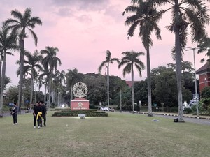 Massa Demo BEM Se-UI Tolak Perppu Cipta Kerja Bubarkan Diri