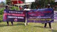 Komisi Pemberantasan Korupsi (KPK) diminta memproses hukum dugaan korupsi yang terjadi di Kabupaten Mimika dan Kabupaten Biak Numfor.