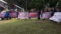 Massa membawa sejumlah spanduk berisi tuntutan.