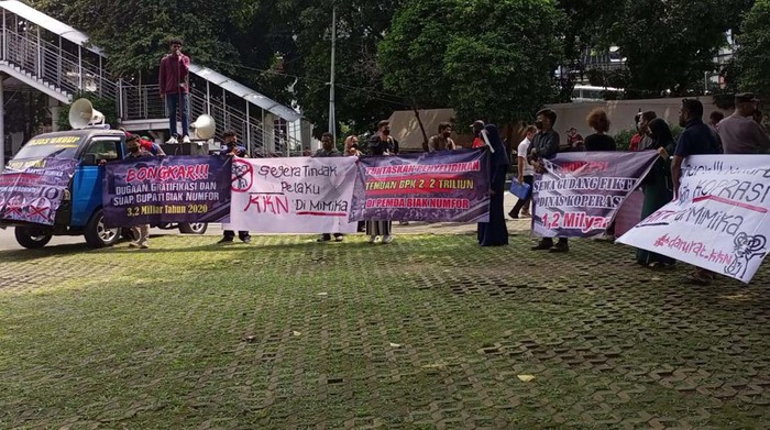 Massa Lembaga Monitoring Hukum dan Keuangan Negara (LMHKN) demo di gedung KPK. Mereka minta dugaan korupsi di Kabupaten Mimika dan Biak Numfor diusut.
