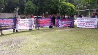 Massa dari Lembaga Monitoring Hukum dan Keuangan Negara berunjuk rasa di KPK, Jakarta, Jumat (17/3/2023).