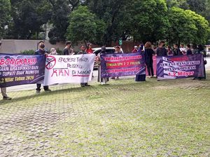 Massa LMHKN Beraksi di Gedung KPK