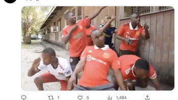 Fans MU yang kian happy. Foto: Twitter