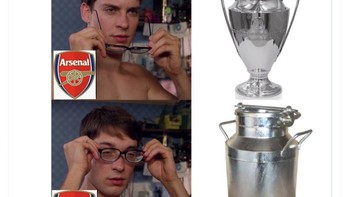 Arsenal seperti melihat piala tapi ternyata bukan. Foto: Twitter