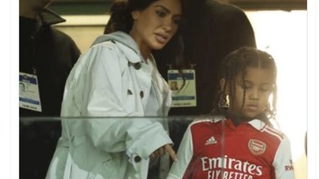 Kim Kardashian nonton Arsenal bersama putranya yang mengenakan jersey Arsenal Lihatlah klub kecil itu, itu adalah Arsenal, tulis meme ini. Foto: Twitter