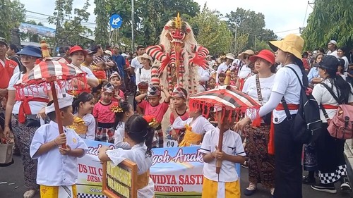 Menyambut Hari Raya Nyepi Caka 1945, sebanyak 42 Ogoh-ogoh mini ditampilkan dalam parade Ogoh-ogoh TK/Paud Se-Kabupaten Jembrana. Kegiatan yang diadakan di Simpang Surapati, Depan Kantor Bupati Jembrana ini berlangsung meriah dan berhasil memukau ribuan penonton.  (I Putu Adi Budiastrawan/detikBali)