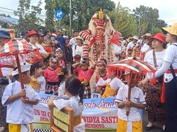 Menyambut Hari Raya Nyepi Caka 1945, sebanyak 42 Ogoh-ogoh mini ditampilkan dalam parade Ogoh-ogoh TK/Paud Se-Kabupaten Jembrana, Jumat (17/8/2023). Kegiatan yang diadakan di Simpang Surapati, Depan Kantor Bupati Jembrana ini berlangsung meriah dan berhasil memukau ribuan penonton.