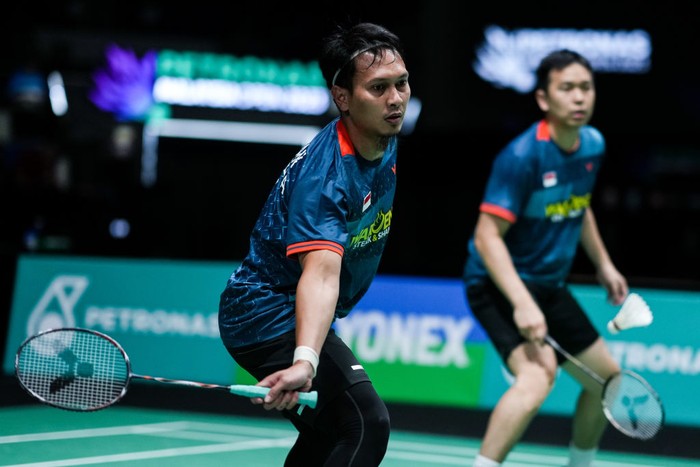 KUALA LUMPUR, MALAYSIA - JANUARY 13: Mohammad Ahsan (L) and Hendra Setiawan of Indonesia compete in the Mens Doubles Quarter Finals match against Kang Min Hyuk and Seo Seung Jae of Korea on day four of PETRONAS Malaysia Open at Axiata Arena on January 13, 2023 in Kuala Lumpur, Malaysia. (Photo by Shi Tang/Getty Images)
