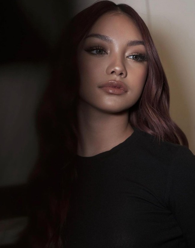 Dalam foto unggahan terbarunya Naura yang kini sudah berusia 17 tahun itu terlihat tampil dewasa dan begitu cantik dengan warna rambut barunya. Saking cantiknya sampai banyak netizen menyebutnya unreal atau terlihat seperti tidak nyata. Foto: Instagram/@naura.ayu