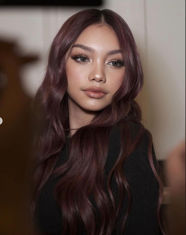 Di foto terbaru unggahannya itu Naura tanpak mengenakan riasan wajah glam look dengan nuansa nude. Rambut panjanganya yang sebelumnya berwarna kemerahan tampak sudah berubah menjadi lebih gelap. Foto: Instagram/@naura.ayu