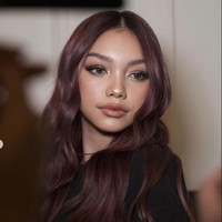 Di foto terbaru unggahannya itu Naura tanpak mengenakan riasan wajah glam look dengan nuansa nude. Rambut panjanganya yang sebelumnya berwarna kemerahan tampak sudah berubah menjadi lebih gelap. Foto: Instagram/@naura.ayu
