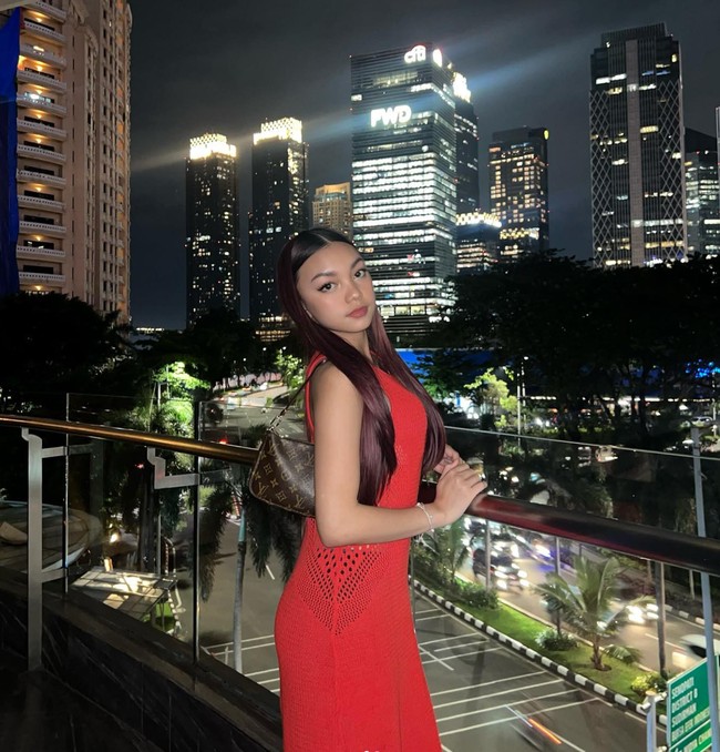 Terlihat dalam setiap kesempatan mantan kekasih Devano Danendra itu selalu berhasil tampil stylish dan elegan. Seperti gayanya yang satu ini saat mengenakan dress merah yang membentuk lekuk tubuhnya. Foto: Instagram/@naura.ayu
