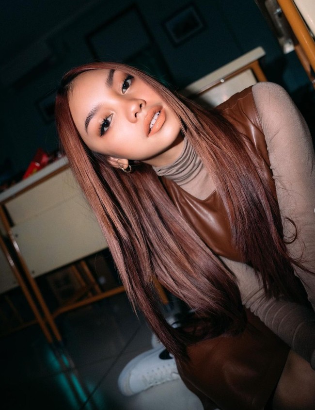 Tampil serba coklat, begini gaya Naura Ayu. Tak hanya berpenampilan cantik dan menawan, Naura Ayu juga pandai berpose di depan kamera. Foto: Instagram/@naura.ayu