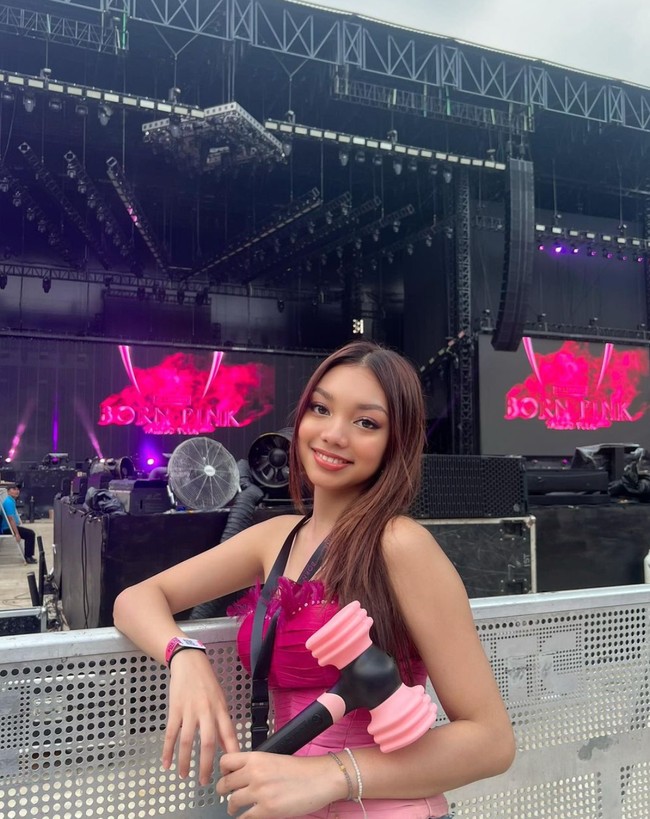 Salah satu potret terbaru Naura saat menghadiri konser BLACKPINK belum lama ini. Ia memadukan atasan bustier berwarna pink dengan celana panjang jeans. Foto: Instagram/@naura.ayu