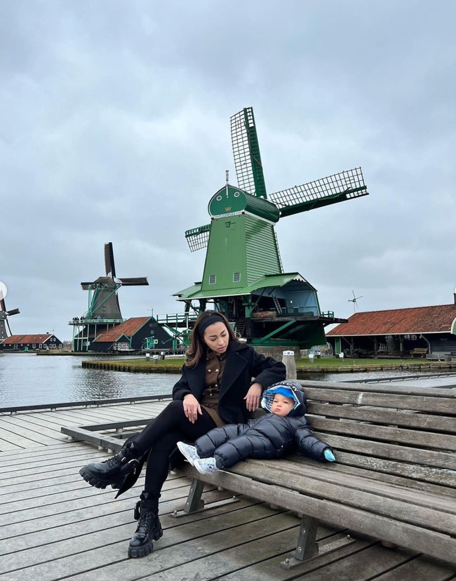 Tak memiliki pengasuh, Nikita Willy terlihat mengurus baby Izz sendiri. Tak sedikit yang memuji penampilannya saat momong baby Izz. Foto: Instagram/@nikitawillyofficial94
