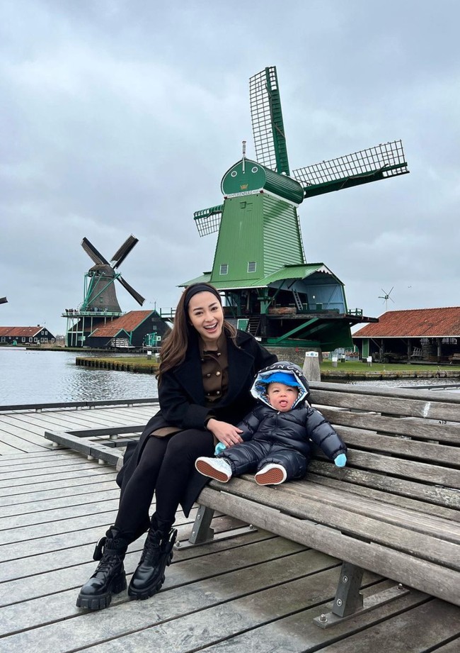 Meski sudah memiliki anak dan memilih untung mengasuh putranya sendiri, namun penampilan Nikita Willy tetap bisa terlihat stylish dan semakin cantik. Seperti gayanya dalam foto yang memadukan blazer dan celana panjang hitam dengan baju berwaarna army dan sepatu boots. Penampilannya kemudian dilengkapi dengan sebuah headband. Foto: Instagram/@nikitawillyofficial94