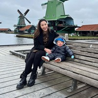 Meski sudah memiliki anak dan memilih untung mengasuh putranya sendiri, namun penampilan Nikita Willy tetap bisa terlihat stylish dan semakin cantik. Seperti gayanya dalam foto yang memadukan blazer dan celana panjang hitam dengan baju berwaarna army dan sepatu boots. Penampilannya kemudian dilengkapi dengan sebuah headband. Foto: Instagram/@nikitawillyofficial94