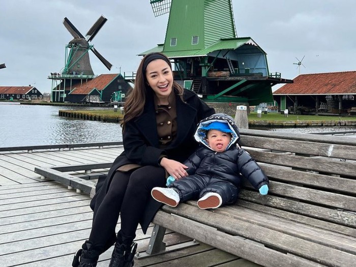 Nikita Willy momong baby Izz saat liburan ke Belanda