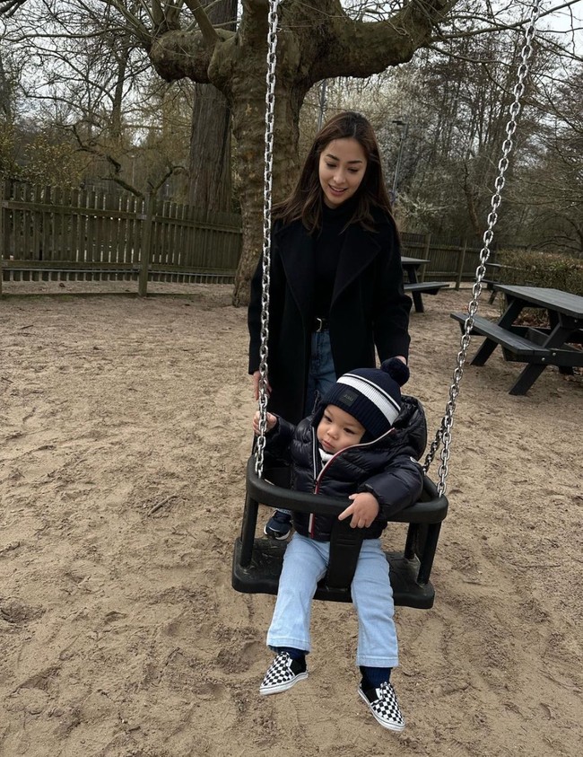Momen saat Nikita Willy menemani baby Izz bermain ayunan di Belanda. Beberapa netizen memuji jika Nikita justru jadi semakin cantik setelah menjadi seorang ibu. Ibu Niki makin cantik setelah jadi ibu, komentar salah seorang netizen. Foto: Instagram/@nikitawillyofficial94