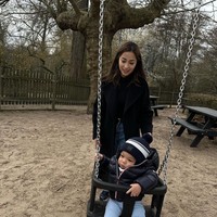 Momen saat Nikita Willy menemani baby Izz bermain ayunan di Belanda. Beberapa netizen memuji jika Nikita justru jadi semakin cantik setelah menjadi seorang ibu. Ibu Niki makin cantik setelah jadi ibu, komentar salah seorang netizen. Foto: Instagram/@nikitawillyofficial94