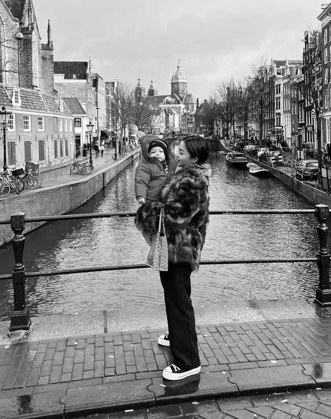 Kemanapun Nikita pergi, ia selalu siaga menggendong dan mengawasi putra kecilnya. Seperti dalam foto, terlihat Nikita Willy yang sedang menggendonng baby Izz. Foto: Instagram/@nikitawillyofficial94