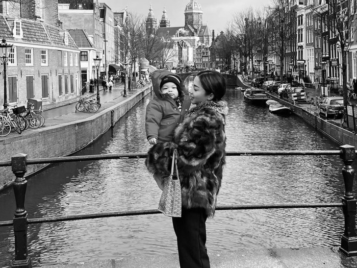Nikita Willy momong baby Izz saat liburan ke Belanda