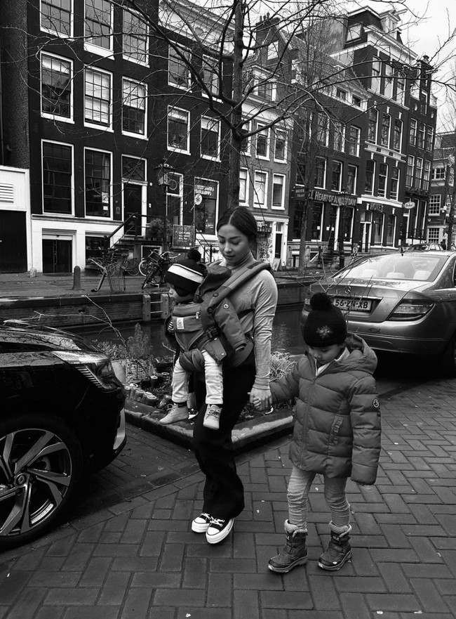 Momong baby Izz tanpa bantuan pengasuh, Nikita Willy pancarkan pesona ibu muda. Tetap bisa terlihat cantik dan stylish bukan? Foto: Instagram/@nikitawillyofficial94