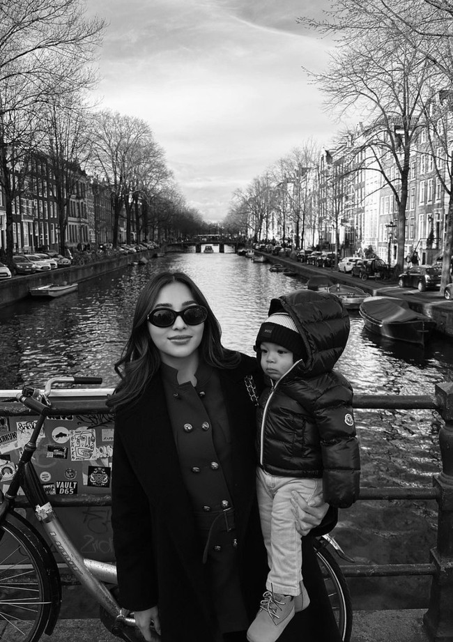 Dalam keterangan unggahannya Nikita Willy juga menjelaskan bahwa setelah sang buah hati hadir, kini dirinya dan suami mengubah gaya liburan mereka. Kini keduanya lebih memilih mengunjungi kota-kota besar yang ramah anak. Foto: Instagram/@nikitawillyofficial94